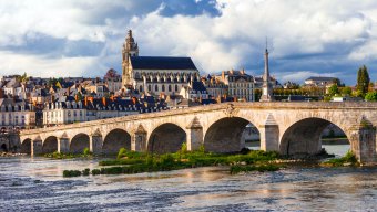 Trek bike tours Loire Valley Castles and Beauval Zoo in family